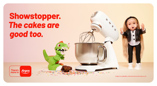 تبلیغات Argos استفاده از داستان اسباب بازی در تبلیغات. دخترک عروسکی و دایناسور سبزرنگ در حال کار با یکی از محصولات خانگی عرضه شده توسط Argos هستند